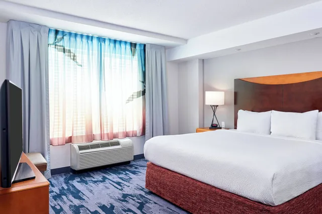 غرفة بسرير كينج بإطلالة على المتنزه، Fairfield Inn And Suites Indianapolis Downtown 10/14
