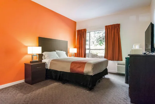غرفة قياسية بسرير كوين لذوي الإعاقة، Motel6 Surrey BC 3/5