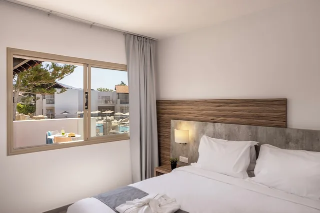 جناح بسرير مزدوج بإطلالة جزئية على البحر مع أريكة، Kapetanios Aqua Resort 1/3