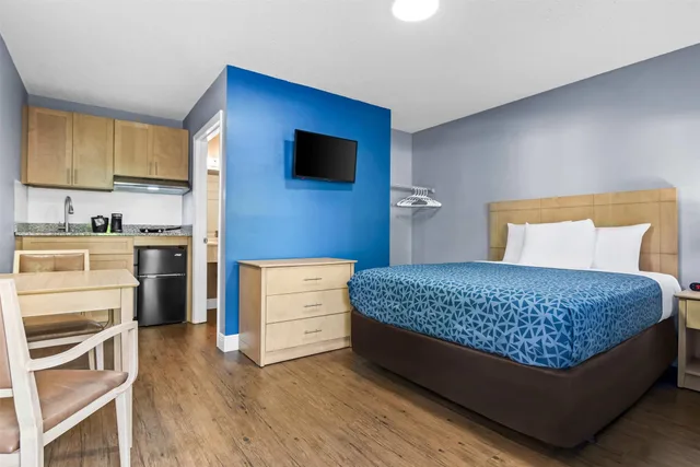 Efficiency, Queen Bed، Suburban Studios Stuart near Federal Hwy 1 3/6