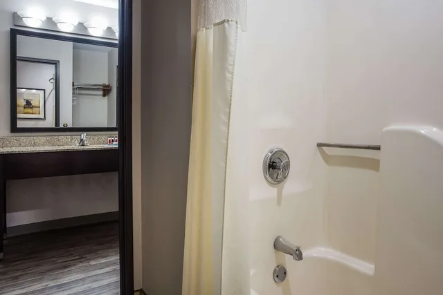 Room, 2 Double Beds, Pool View, Baymont By Wyndham Madison West/Middleton Wi West 2/2