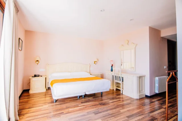 جناح جونيور بسرير مزدوج وسريرين منفصلين بإطلالة على البحر، Hotel Roger de Flor by Seleqtta 5/9
