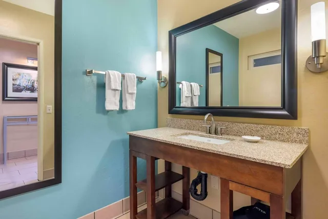 غرفة بسريرين مزدوجين بشرفة، Best Western Plus Beach View Lodge 3/3