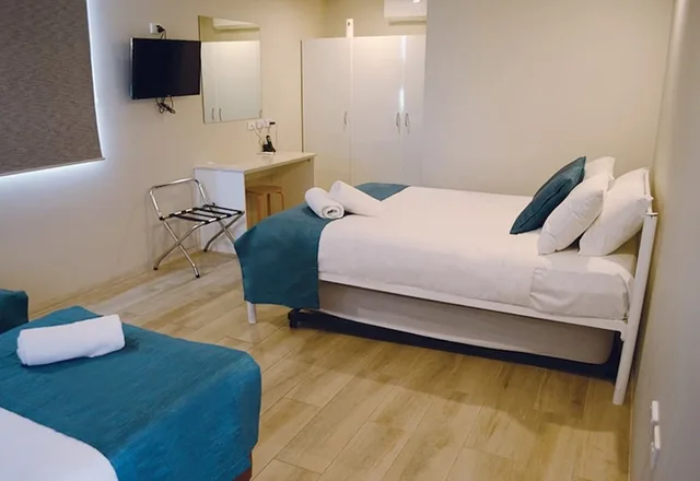 غرفة ديلوكس بسرير كوين وسريرين فرديين وسرير كوين، Marco Polo Motor Inn 2/4