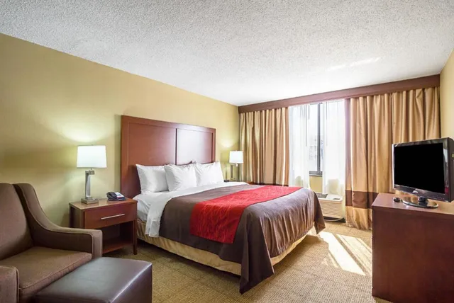 غرفة بسرير كينج، Comfort Inn Cleveland Downtown 1/1