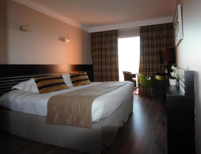 غرفة سوبيريور بسرير كوين بإطلالة على البحر بشرفة، Hotel Capo Rosso 1/2