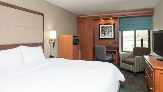 غرفة قياسية بسرير كينج، Larkspur Landing Hotel Ann Arbor 1/2