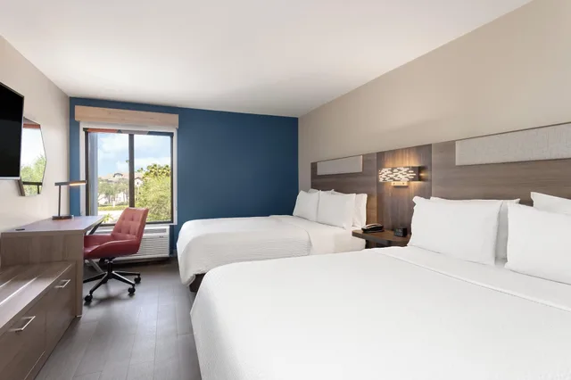 Suite, Multiple Beds, Bay View، Holiday Inn Express Hotel Suites Tampa Rocky Point Island 1/3