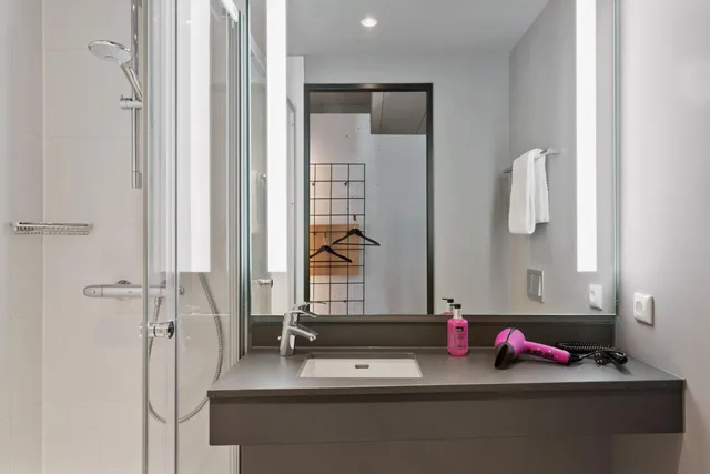 غرفة بسرير فردي، MOXY FRANKFURT CITY CENTER 4/4