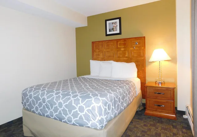 1 Bedroom, Suite, 2 Queen Beds, Kitchen, Americas Best Value Inn Suites Anchorage Airport 2/3
