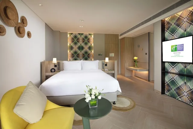 غرفة قياسية بسرير كينج بإطلالة على الحديقة بشرفة، Holiday Inn Resort Qionghai Guantang 1/6