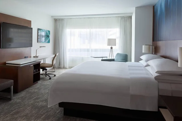 جناح بسرير كينج بإطلالة على المدينة بغرفة نوم واحدة مع أريكة، Toronto Marriott City Centre Ex Renaissance Toronto Hotel 4/10