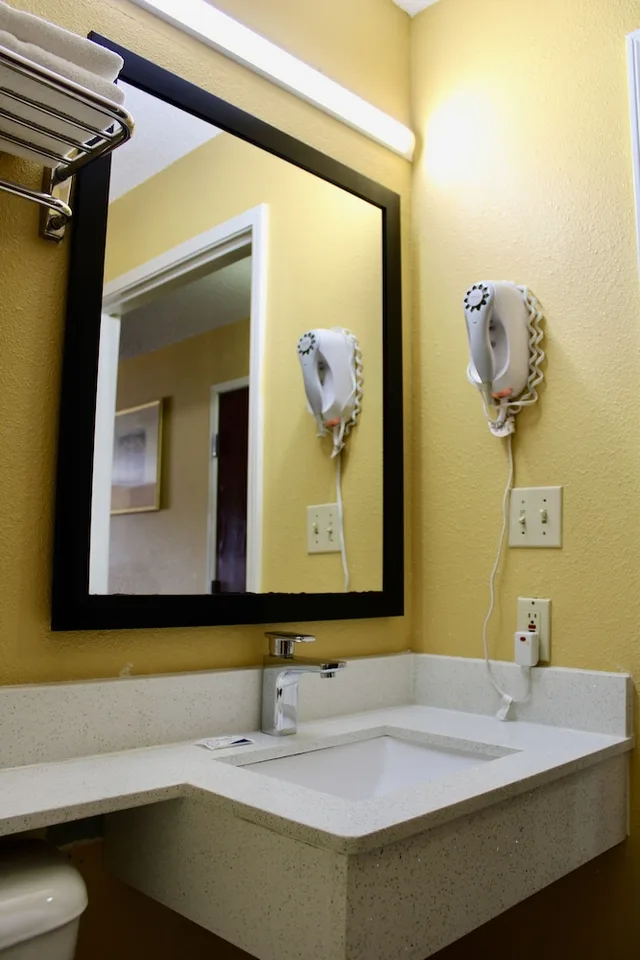 جناح بسرير كينج مع أريكة، Hometown Inn Suites 10/10