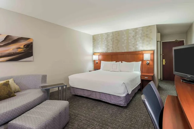 غرفة بسرير كينج مع أريكة، Courtyard By Marriott Knoxville Cedar Bluff 2/3