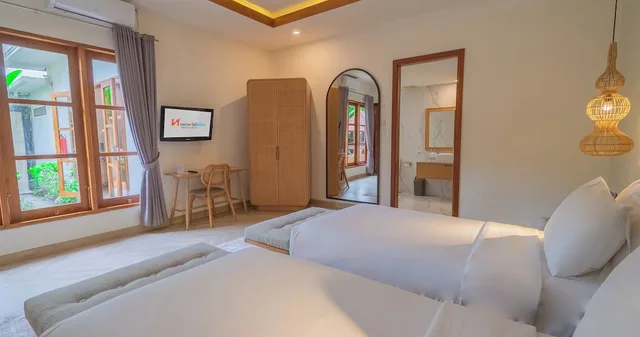 غرفة بسرير كينج وسريرين منفصلين بـ3 غرف نوم بمسبح خاص، Swiss-Belvillas Umalas 8/10