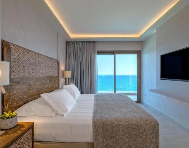 جناح عائلي تنفيذي بإطلالة على البحر بغرفتي نوم، Amada Colossos Resort 1/4
