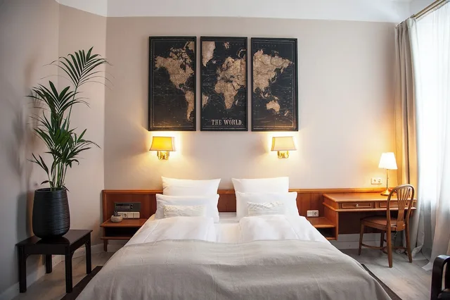 Charming, Comfort, Queen Bed, with View، Boutique Hotel Krone Muenchen 1/2