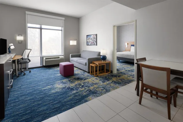 جناح بسرير كينج بغرفة نوم واحدة مع أريكة، Home2 Suites By Hilton Greenville Downtown 4/6