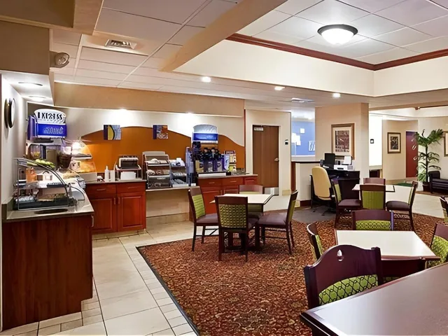 Suite, King Bed, Extra Floor Space، Holiday Inn Express & Suites Dayton-Huber Heights, an IHG Hotel 2/2