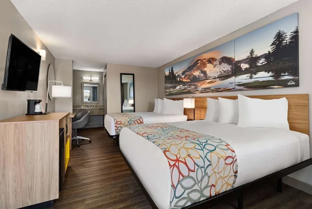 غرفة بسريرين كوين، Days Inn by Wyndham Lakewood South Tacoma 2/10