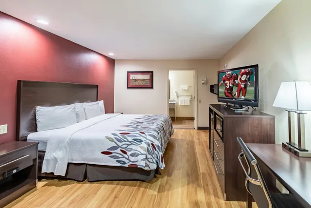 Superior, King Bed, Accessible, Americas Best Value Inn Buffalo Tx 2/3