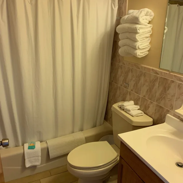 2 Bedrooms, Efficiency, Suite, 1 King and 2 Double Beds, Roman Holiday Motel 2/2
