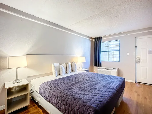 غرفة بسرير كينج مع أريكة، Motel 6 Jacksonville Fl Airport Area South 3/10