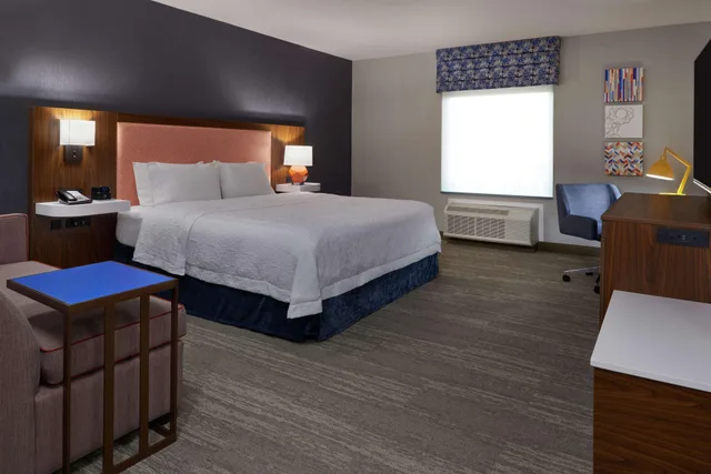 غرفة بسرير كينج، Hampton Inn and Suites by Hilton Montreal Dorval 1/4