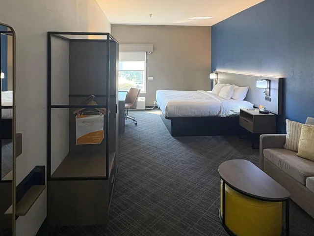 Efficiency, Superior, King Bed, Sofa, Accessible، Comfort Suites Crossville 7/10