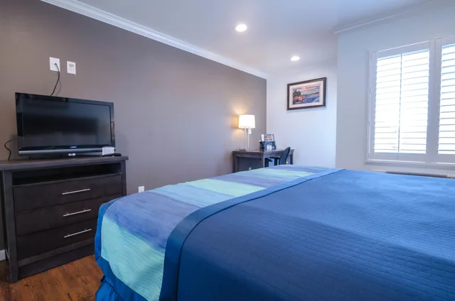 Room, King Bed, Annex, Continental Inn 2/5