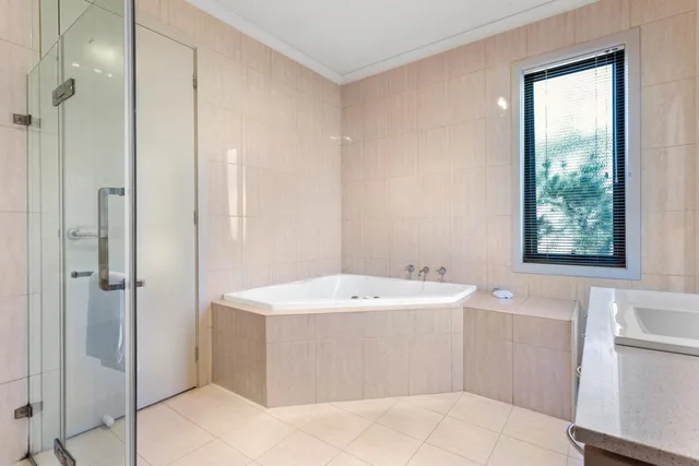 1 Bedroom, Suite, King Bed, Quality Hotel Point Cook 7/8