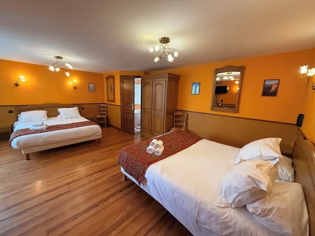 غرفة رباعية بسريرين مزدوجين بإطلالة على الفناء، Hotel De Calais 2/10