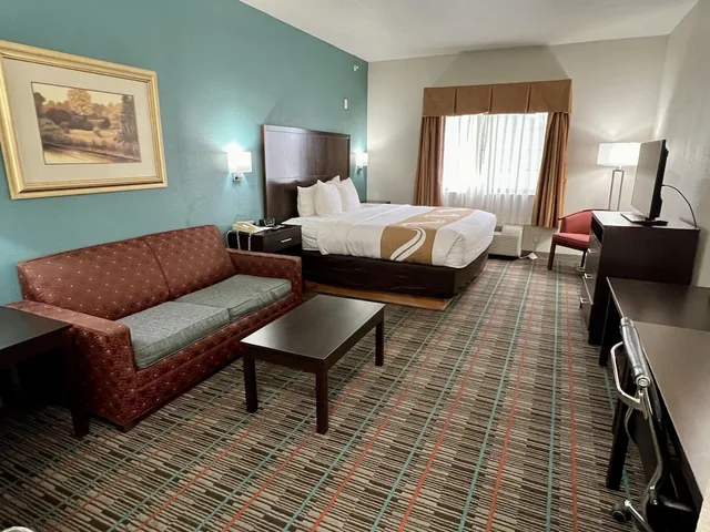 غرفة قياسية مع أريكة، Quality Inn and Suites Near University 4/6
