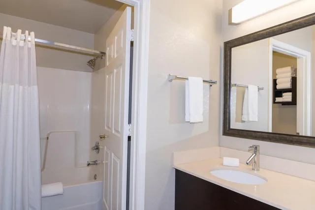 جناح بسرير كوين بغرفة نوم واحدة لذوي الإعاقة، Staybridge Suites Chicago Oakbrook Terrace 6/7