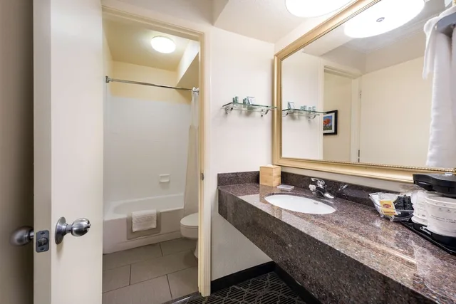 غرفة قياسية بسرير كينج بشرفة، Best Western Danville Sycamore Inn 4/4