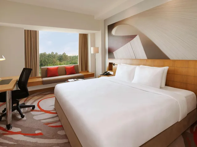 Executive, Queen Bed, Premier Floor, NOVOTEL HYDERABAD CONVENTION CENTRE 2/5