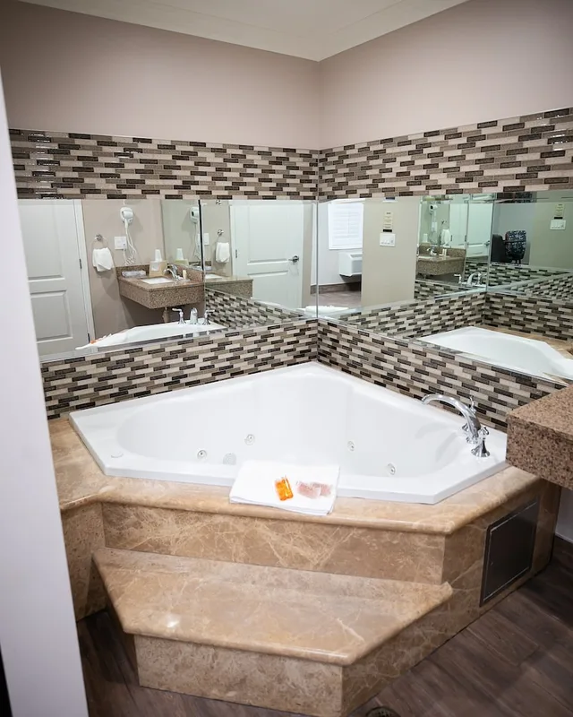 جناح فاخر بسرير كينج بحوض جاكوزي، Diamond Bell Inn And Suites 9/10