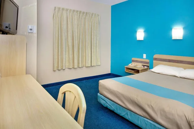 Room, Queen Bed, Motel6 Peterborough, ON 2/7