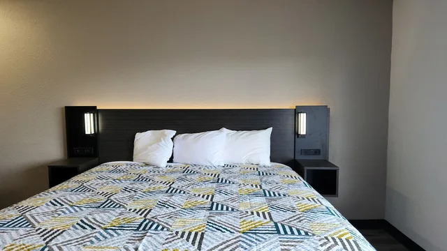 غرفة قياسية بسرير كينج بمطبخ، Studio6 Alvin, TX 4/7
