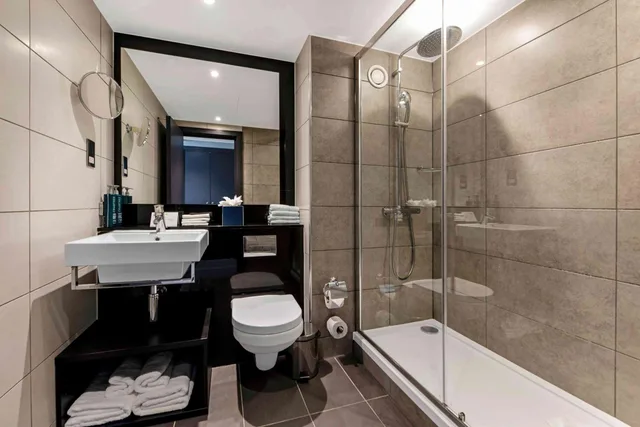 غرفة ديلوكس بسريرين مزدوجين وسريرين مزدوجين مع أريكة، DoubleTree by Hilton London Kensington 5/5