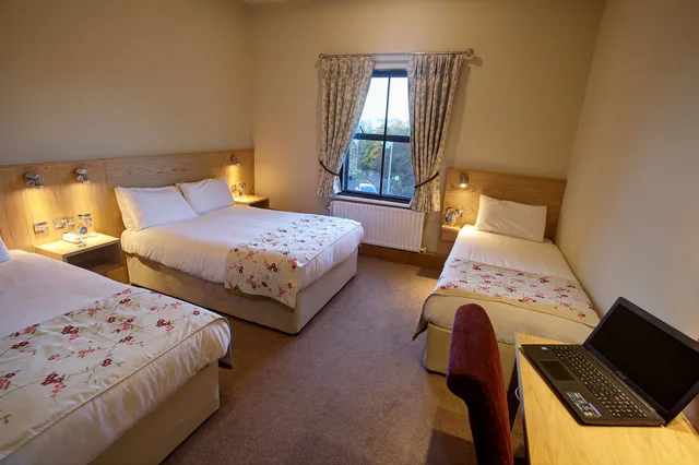 غرفة عائلية بسرير مزدوج وسريرين منفصلين، The Lucan Spa Hotel 2/4