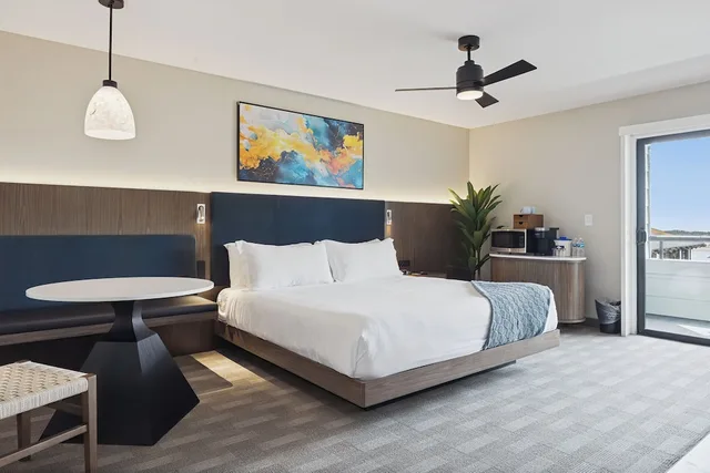 غرفة ديلوكس بسرير كينج بإطلالة جزئية على البحر، 456 Embarcadero Inn Suites 2/6