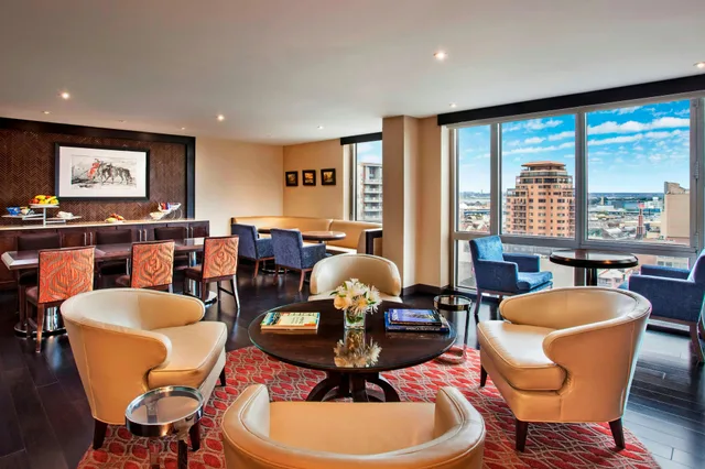 غرفة بسرير كينج، Sheraton LaGuardia East Hotel 1/1