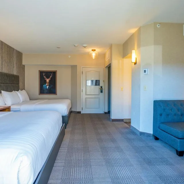 غرفة بسريرين كينج مع أريكة، Cherry Valley Hotel 3/7