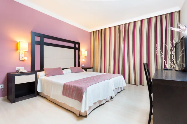 غرفة كومفورت ثلاثية، Hotel Colon Rambla 4/10
