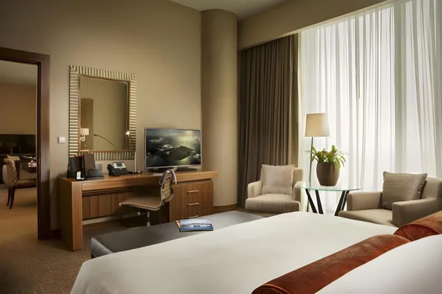 جناح بسرير كينج بغرفة نوم واحدة مع دخول الصالة، City Centre Rotana Doha 1/5