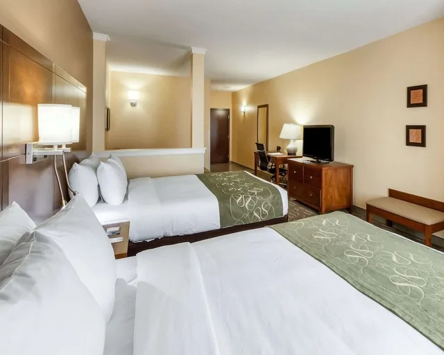 جناح بسرير كينج وسريرين مزدوجين مع أريكة لذوي الإعاقة، Comfort Suites Cotulla Near I-35 2/4