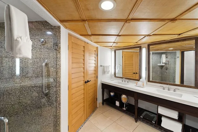 Grand, Pacific, Suite, King Bed, Pacific Terrace Hotel 7/10