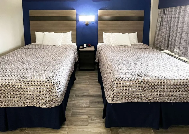 غرفة قياسية بسريرين كوين في الطابق الأرضي، Blue Wave Inn 1/2