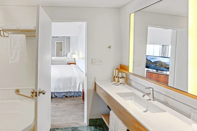 جناح تنفيذي بسرير كينج بإطلالة على المرسى، Shangri La the Marina Cairns 7/8